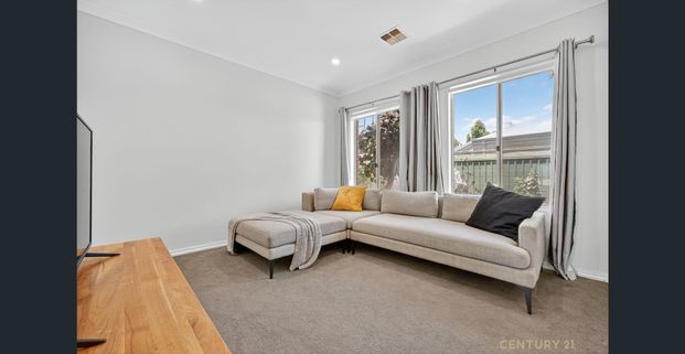 GREAT HOME, GREAT LOCATION! - Photo 1