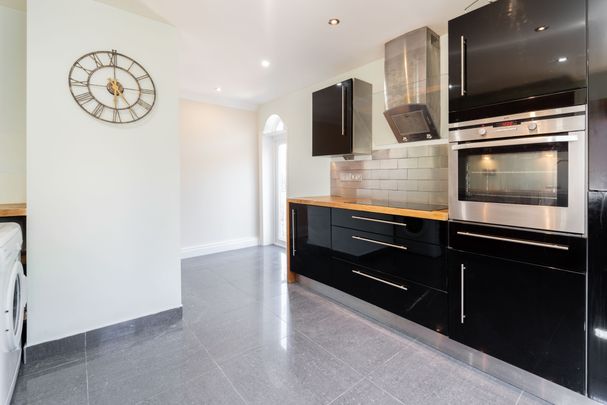 2 bed flat to rent in Alton Road, Poole, BH14 - Photo 1