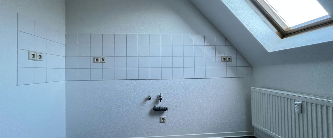 Dachgeschoss-Raumwunder – Einbauküche & Garten möglich - Foto 1