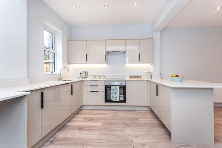 4 bedroom end of terrace house to rent - Photo 4