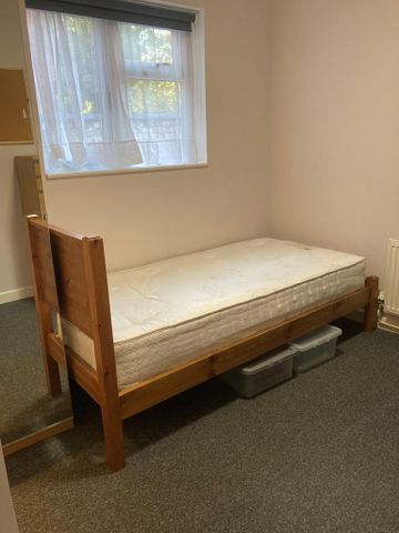 1 bedroom in a house share to rent - Photo 2