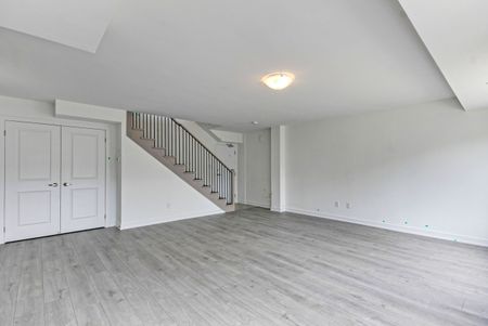 For Lease - 31 Appletree Lane, Barrie, Ontario - Photo 3