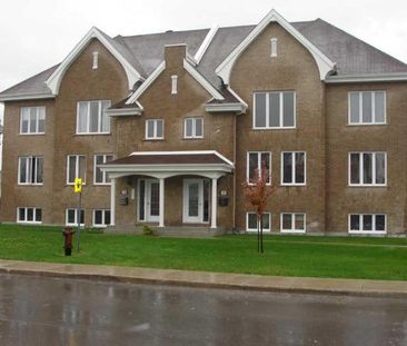 Grand 4 ½ style condo fraichement peinturé Repentigny - Photo 3