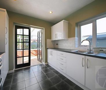 2 bedroom semi-detached bungalow to rent - Photo 2