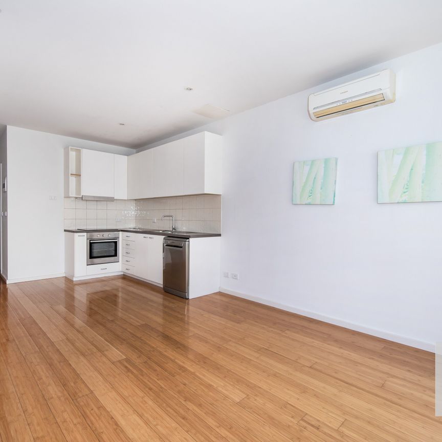 Modern Two-Bedroom Townhouse in Prime Bundoora Location - Photo 1