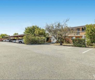 Convenience meets Comfort - Ready to Move- In the Heart of Innaloo ! - Photo 4