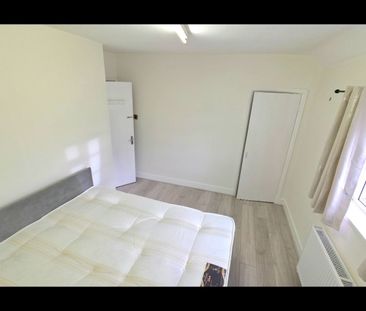 4 Bed Semi-Detached House, Christchurch Avenue, HA0 - Photo 3