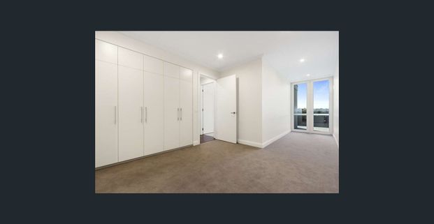 Stunning Apartment in Prestigious Development - Photo 1