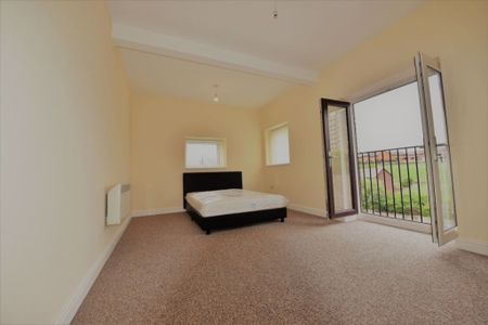 2 bedroom Flat in Flat 6, Leeds - Photo 2