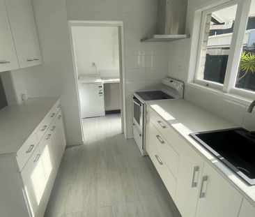 Updaded Gem in Otahuhu ! 2 Bedroom + Internal Garage - Photo 4