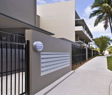 STUNNING 2 BED 2 BATH APARTMENT - Photo 2