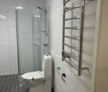 Ljust och välplanerat rum i lugna Vendelsö! Delat boende med bra ko... - Foto 6