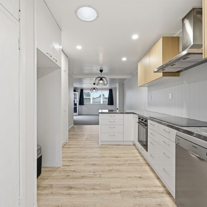 Three Bedroom Grade-A Home In Victoria - Photo 1