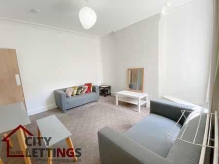 4 Bedroom Mid Terraced House - Photo 2