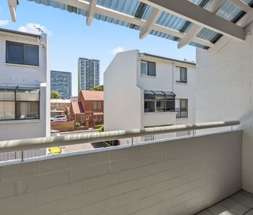 Freshly renovated 3 level townhouse in the heart of the CBD - Photo 2