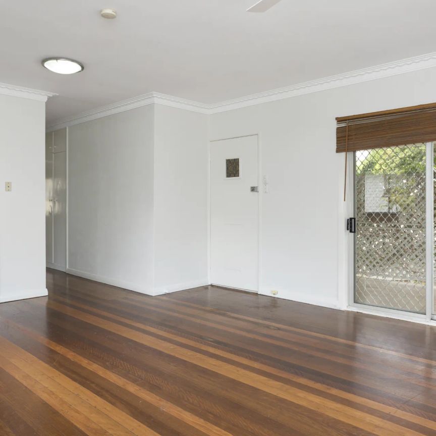 Spacious and Light-Filled Family Home in Desirable Holland Park - Photo 1