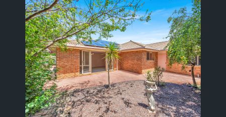 SPACIOUS 4 BEDROOM FAMILY HOME! - Photo 4