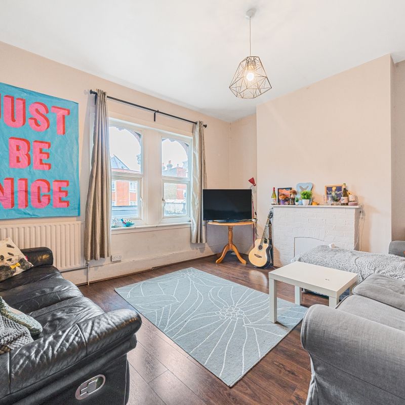 Garratt Lane, London, SW18 - Photo 1