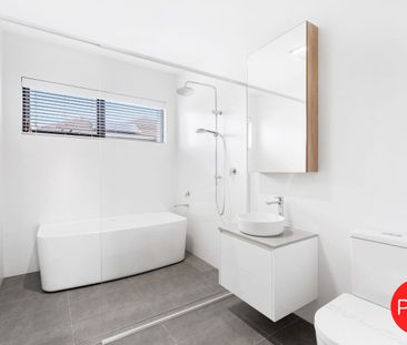 MODERN, BEAUTIFULLY PRESENTED HOME IN A GREAT LOCATION. - Photo 1