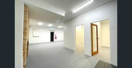 Spacious 2 bedrooms on a quite street - Photo 2