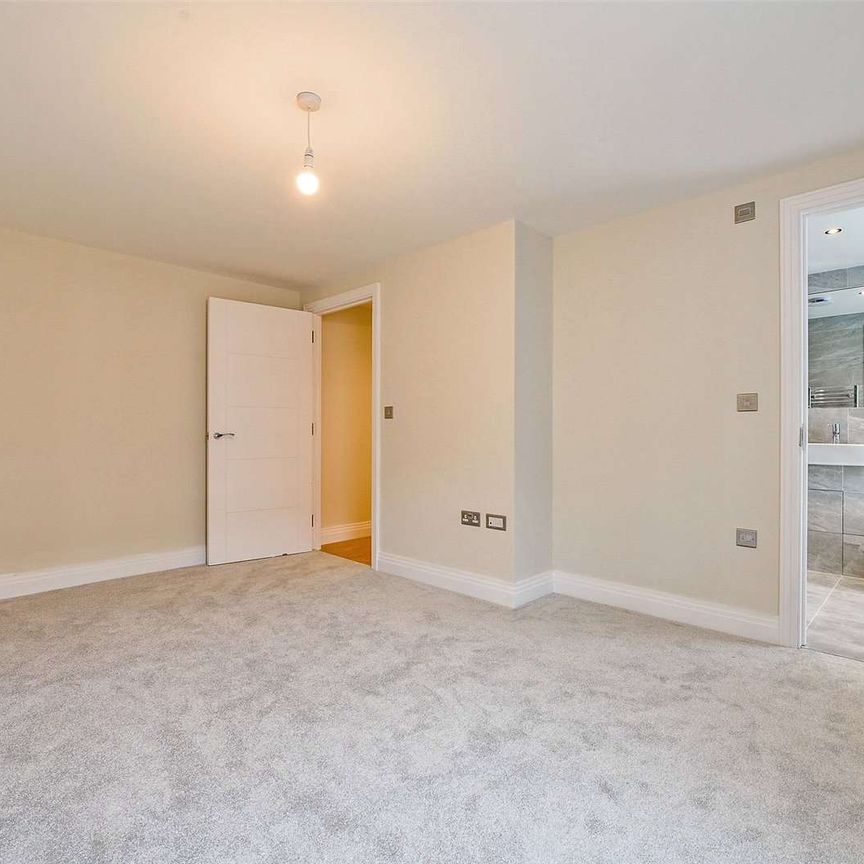 A brand new first floor one bedroom apartment in the heart of Windsor Town centre. - Photo 1