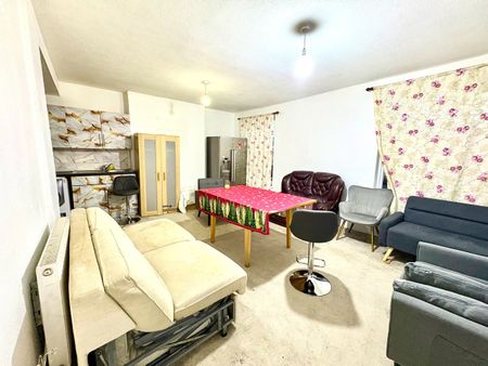 3 Bed Flat, Wealdstone, HA3 - Photo 2