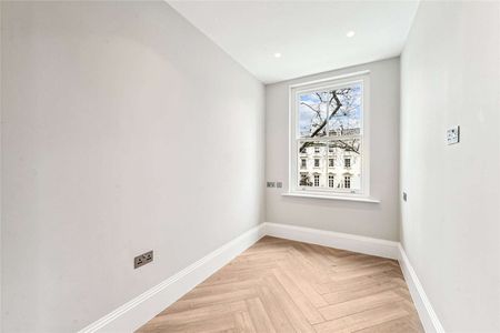 Beautiful newly renovated two bedroom apartment located on a peaceful Knightsbridge garden square. - Photo 4