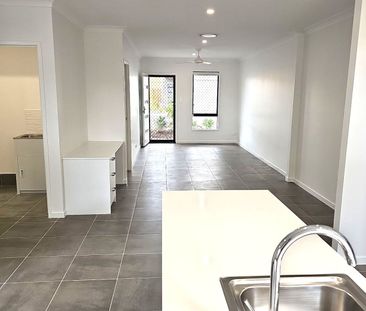 EXTRA UNDERCOVER PARK AT BACK OF UNIT-SPACIOUS 4 BED TOWNHOUSE WITH... - Photo 1