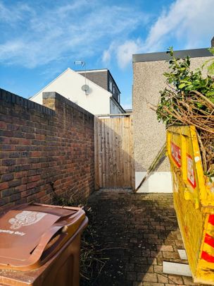 6 Bed Semi-Detached House, Sandringham Road, IG11 - Photo 1