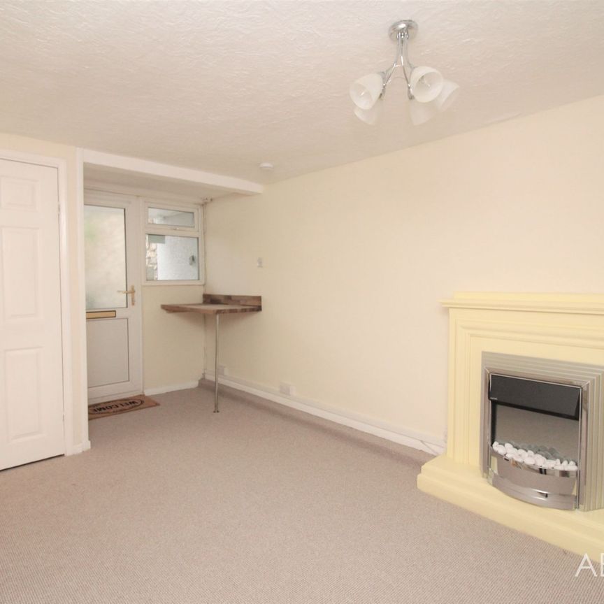 2 bed mid-terraced house to rent in Ellacombe Road, Torquay, TQ1 - Photo 1