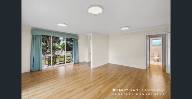 Stylish 3-Bed Retreat Near Station, Shops & Cafés! - Photo 1