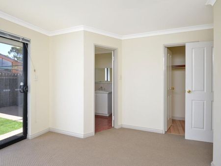 Neat & tidy brick unit in a central location! - Photo 2