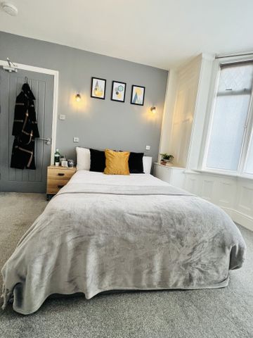 BEDROOM 5 – MEDIUM SINGLE WITH SHARED BATHROOM AND SEPERATE TOILET - Photo 4