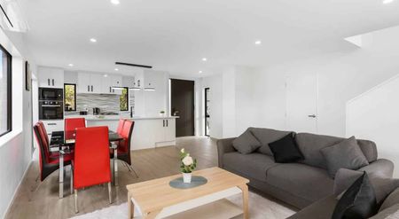 Magnificent in Manurewa - Photo 5