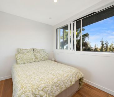 Lower duplex with ocean and district views - Photo 2