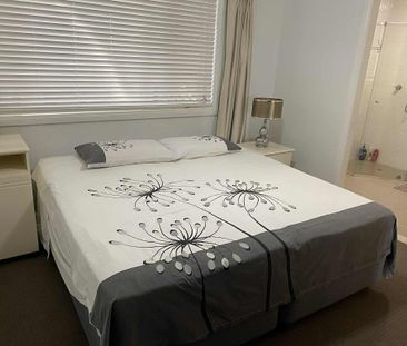 Broadbeach Waters - Photo 3