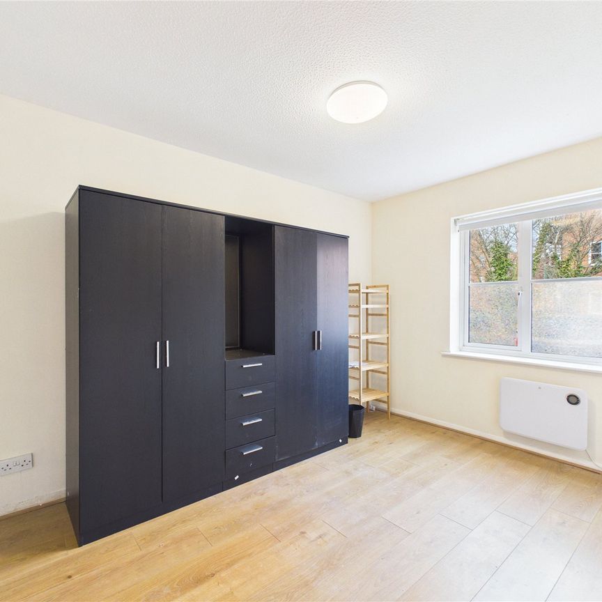 2 bedroom in Admirals Court, Reading - Photo 1
