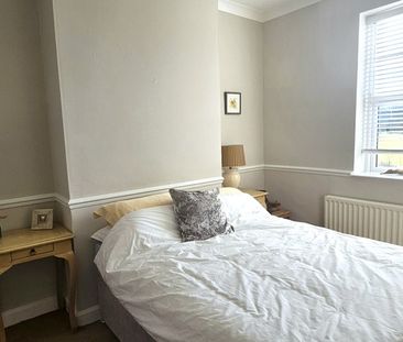 2 bedroom mid terrace to let - Photo 3