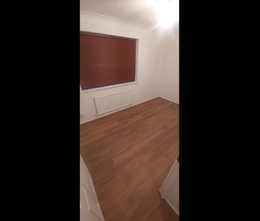 2 Bed Terraced House, Armstrong Close, E6 - Photo 4