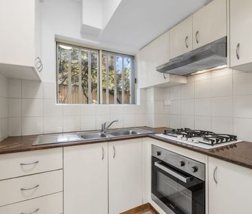 Spacious 3-Bedroom Garden Townhouse in Prime Kingsford Location - J... - Photo 3