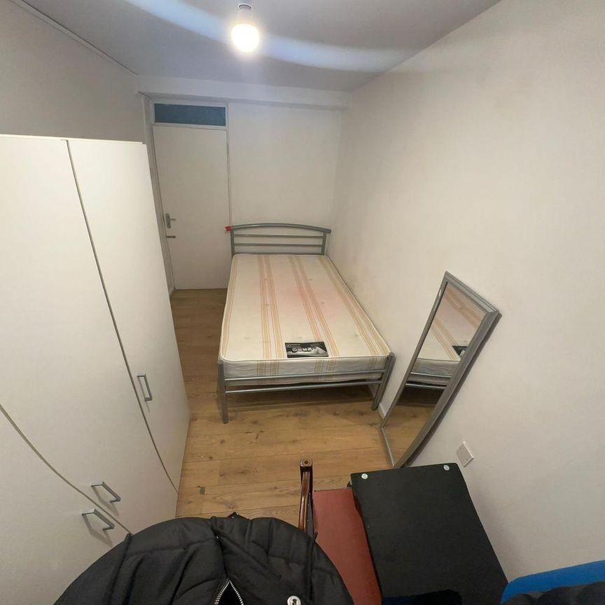 1 bedroom in a house share to rent - Photo 1