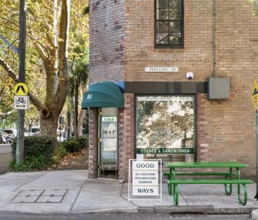 A refined 2 bed residence boasting character & prime location - Photo 3