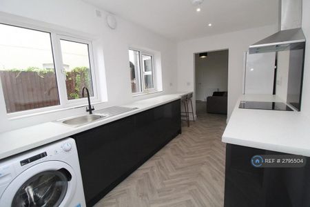 4 bedroom terraced house to rent - Photo 5