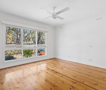 Light Filled 3 Bedroom Home Near Lake Weeroona - Photo 2