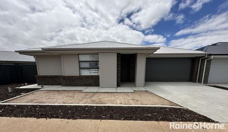 Stylish 4-Bedroom Family Home in Munno Para Downs - Photo 2