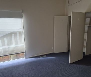Sunny 4BR Wadestown Haven with Views! - Photo 4