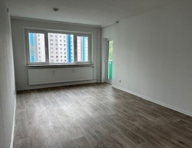 frisch sanierte 3,5-Zi-Wohnung in der Helsinkistr. 96 in Kiel zu vermieten! Otto Stöben GmbH - Foto 1