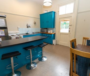 Large, Centrally Located Flat with Stunning Views - Photo 3