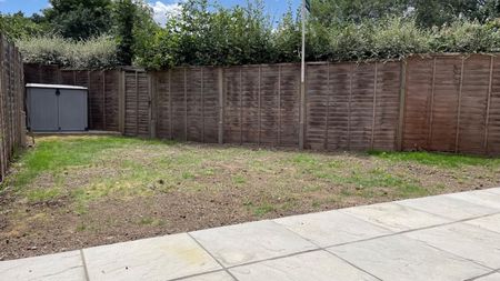 Goldsworth Park, Woking - Photo 5