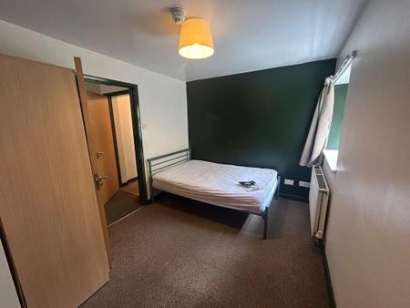 3 bedroom flat to rent - Photo 2